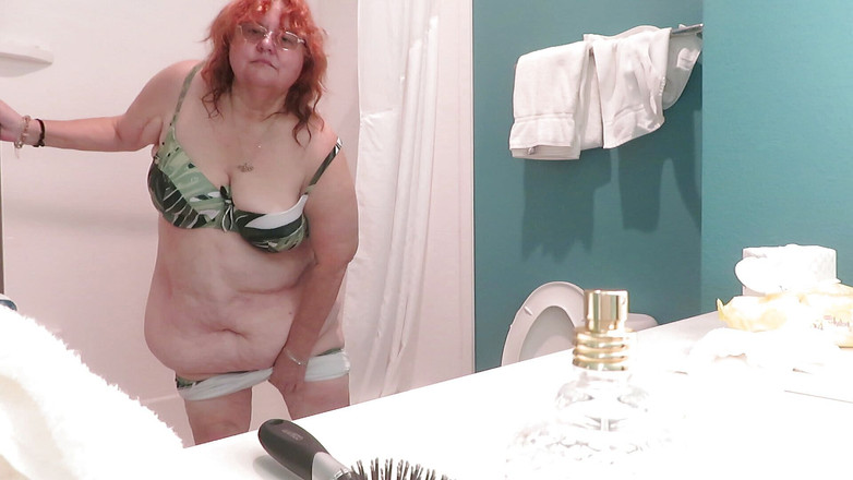 BBW nurse Vicki adventures with friends: Y tá bbw Vicki cởi bỏ bộ bikini 2 mảnh mới