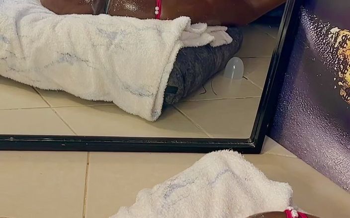 SEXXY-DAISY: Aku muat lubang pantatku pakai dildo ukuran XL di memekku