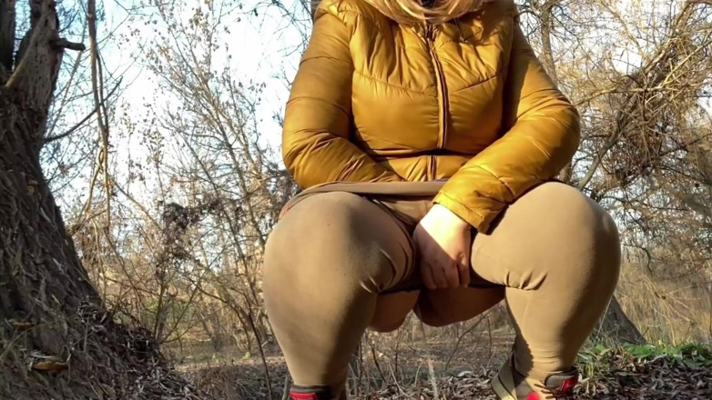 OurFetishLife: Vagina bagnata di una milf matura accovacciata che piscia