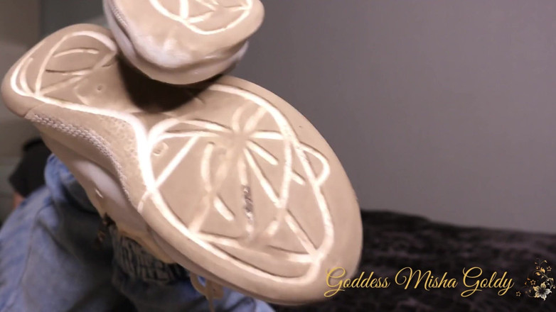 Goddess Misha Goldy: Opusť svou manželku a buď mým otrokem na čištění bot!