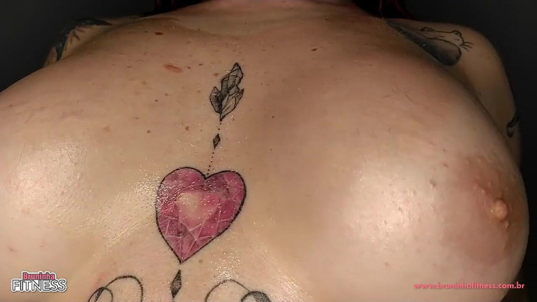 Bruninha Fitness: 大胸部纹身女孩展示一切 - 内衣、红靴子和精油！