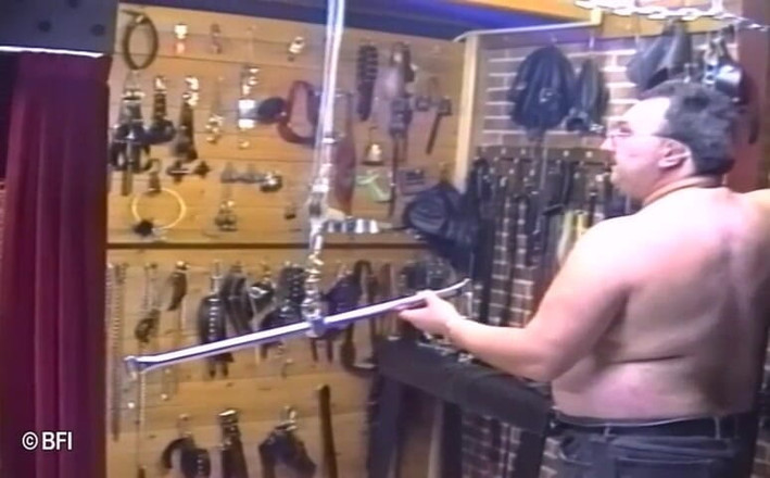 House of lords and mistresses in the spanking zone: Madura sumisa es azotada y puño en una sesión de...