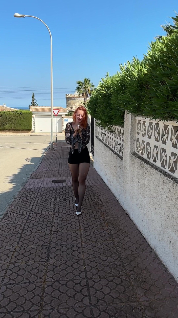 Sheryl X Sinclair: Naso sculacciato. Succhio il naso per le strade con i...