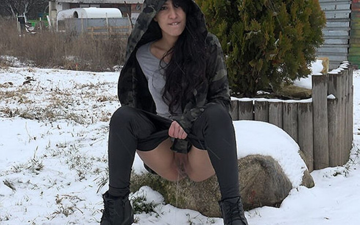 Puffy Network: Lets Rock by Got2Pee, где девушки приходят писать