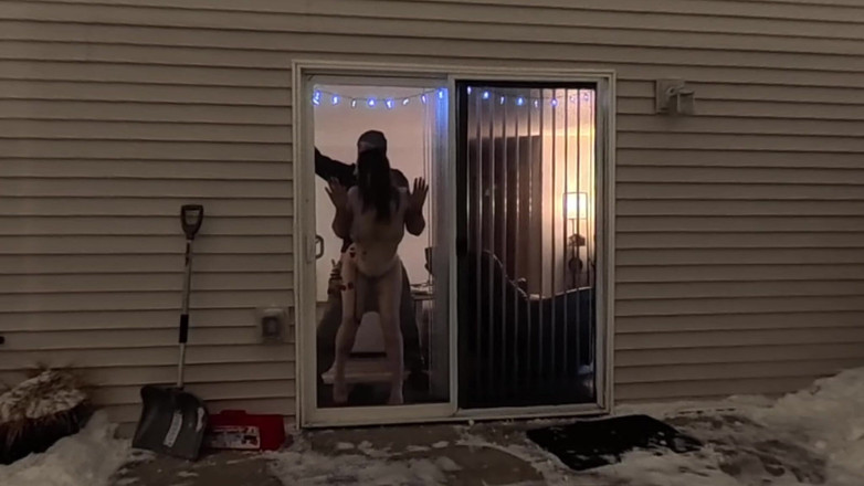 Mya Lane: 소파에서 따먹히는 이웃과 마누라를 위해 과시