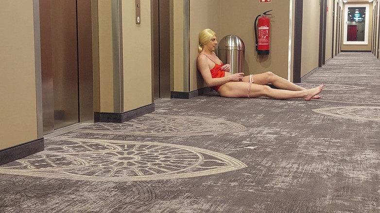 sweetfeet29: Fotspel på hotellgolvet