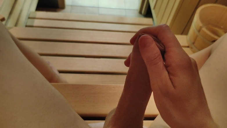 Bayer911: 年轻的苗条白人男孩在桑拿房里撸管