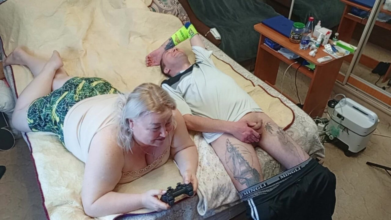 Zona901: 调音台的游戏以继母的口交结束，吞下精子