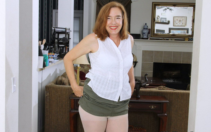 Older Woman Fun: Американская домохозяйка Melody Garner снимает одежду и раздвигает ее волосатую киску для тебя