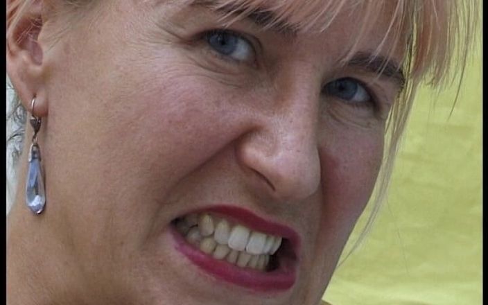 YOUR FIRST PORN: So masturbiert eine reife frau - beginilah cara wanita dewasa masturbasi