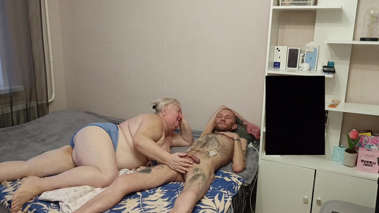 Zona901: Stiefmoeder gaf me een pijpbeurt en hielp me klaarkomen