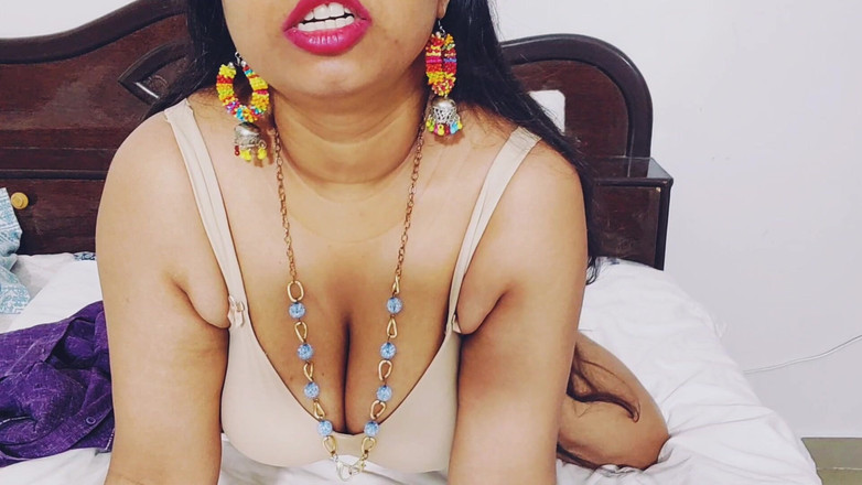 Hotty Jiya Sharmaa: Une fille de 18 ans se doigte la chatte mouillée pendant...