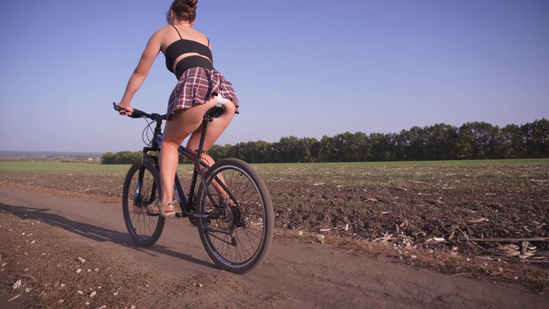 Teasecombo 4K: Fata călărește o bicicletă sub fustă chiloți albi
