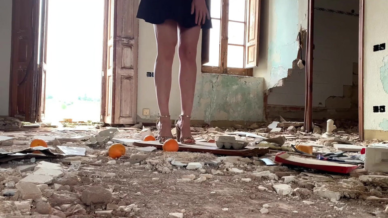 DINA LIGHT: Zdrobită sub tocuri