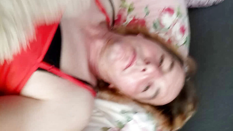 Leatransteen: Komm in rotem satin