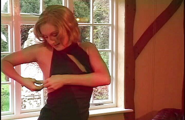 CBD Media: Sexy mladá Biatrice White je ošukaná do zadku na kulečníkovém...