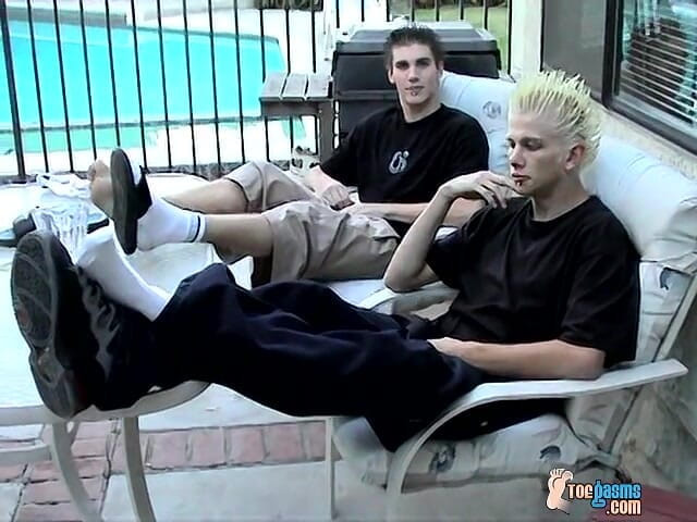 Toegasms: 스트레이트 소년과 함께하는 지저분한 발 재미