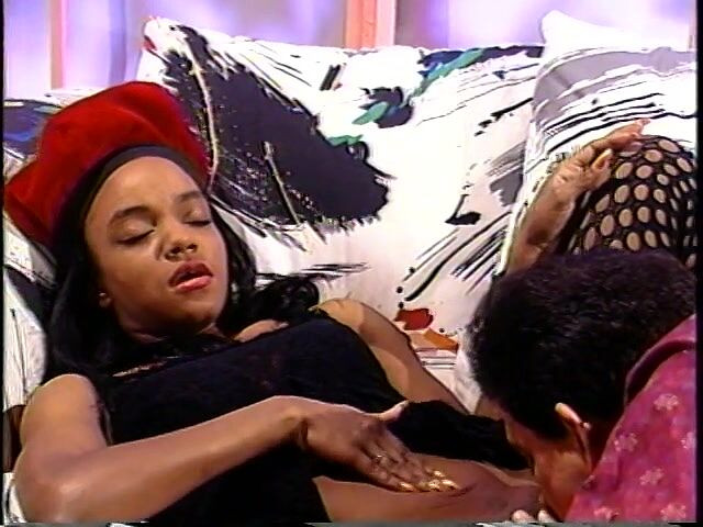 Old Good Porn: Ebenová teenagerka jezdí na tvrdém ptákovi na pohovce