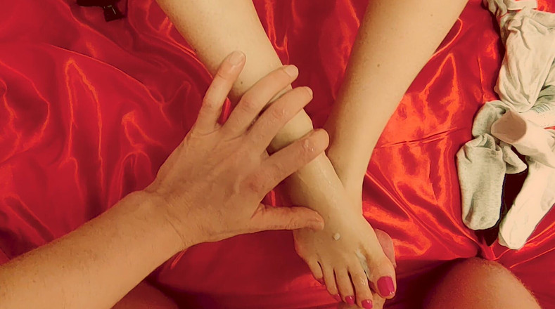 Lady_Blonde_in_Love: Feticismo del piede pov, piccola ragazza mi fa un footjob....