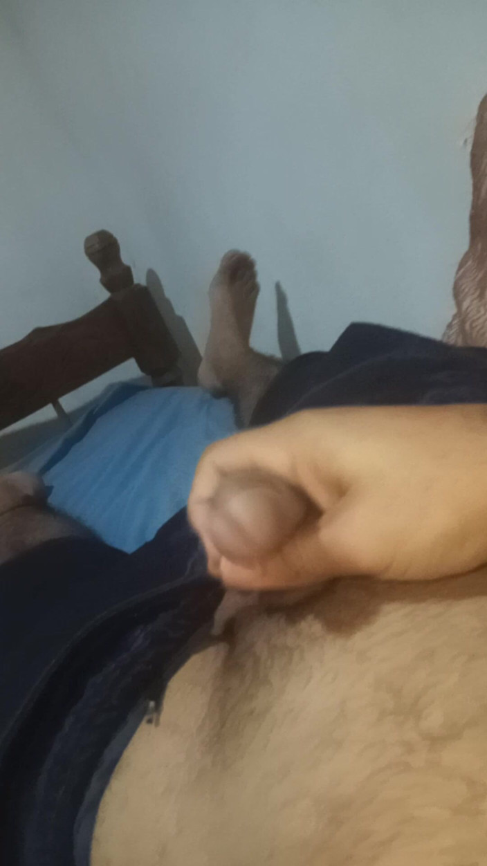 Cute boy jerks off: 若者が自分の部屋でストレスを解消し、隣人たちが話す パート2