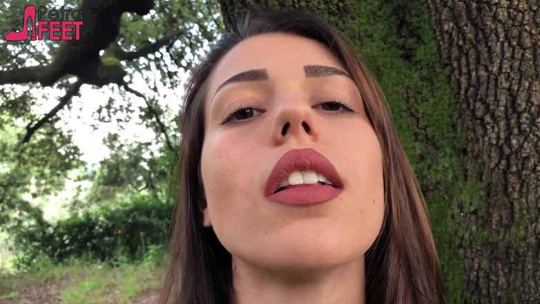 Smokin Fetish: Sexy teenagerka kouří v parku