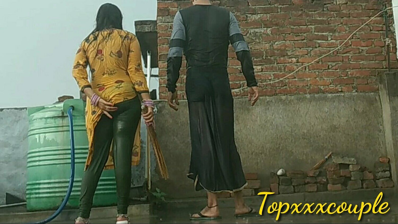 Topxxxcouple: Banho de chuva indiano.