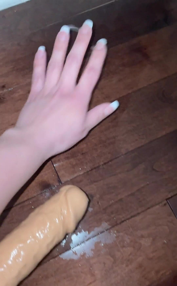 Miss Lexa: 見て、ファックマシーンを使ったときに何が起こったか、何回潮を吹いたかわかりますか?