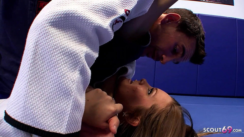Full porn collection: Huấn luyện viên Karate đụ teen tóc vàng hứng tình sau...