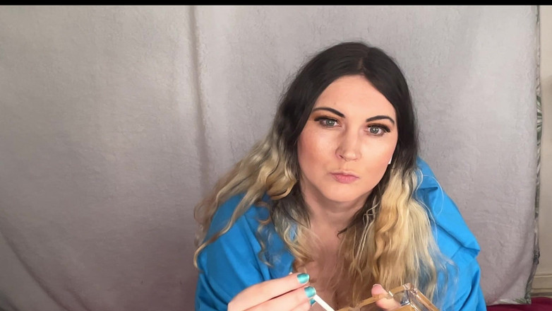 MissFFW: Bbw-hoer houdt gewoon van keten roken van haar aardbeiensigaretten