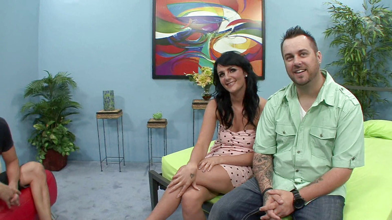 Lucky Cooch: Gagică brunetă futută tare în fața soțului ei