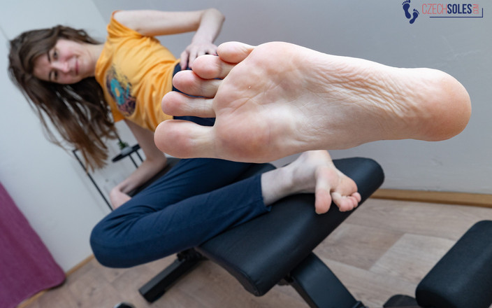 Czech Soles - foot fetish content: 섹시한 큰 발을 가진 겸둥이 체육관 소녀