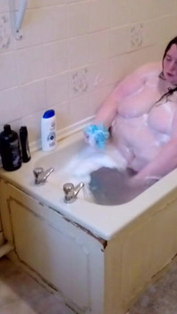 Sbbw attempts to take a bath, can she fit?