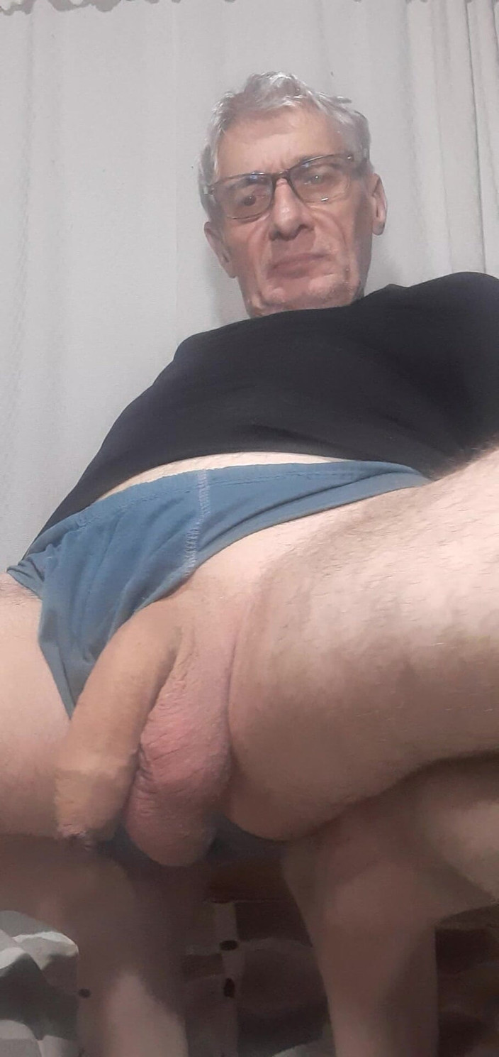 Big uncut hard cock: Ukazuji své monstrózní péro měkké