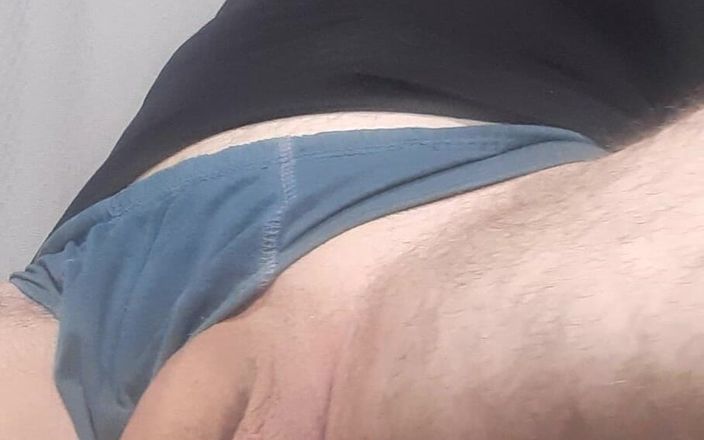 Big uncut hard cock: モンスターチンポが柔らかくなっているところを見せて