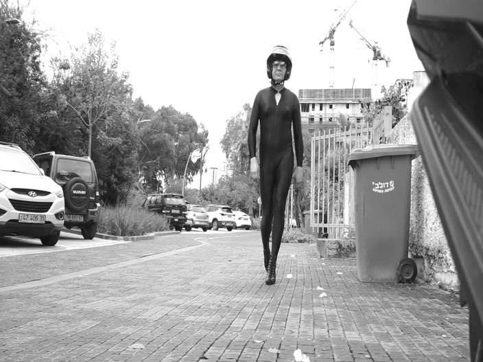 Voyager: Bezvadný latexový oblek a podpatky.