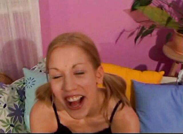 Cryptostudios: Małe cycki drobna blondynka nastolatka ssie wielkiego kutasa przyjaciela tatusia