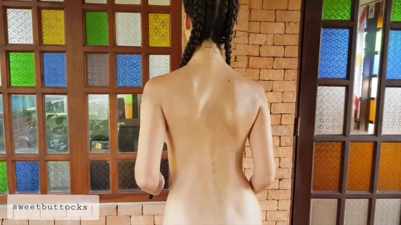 SweetButtocks: Si gode la piscina da sola