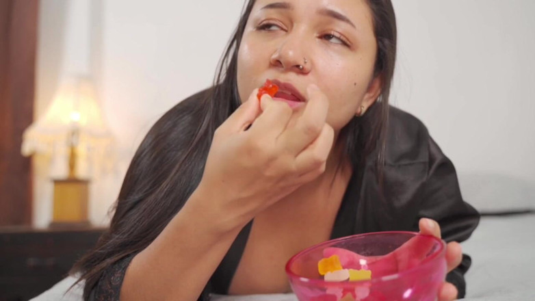 Isabel: Latina devore minuscules personnes gummy
