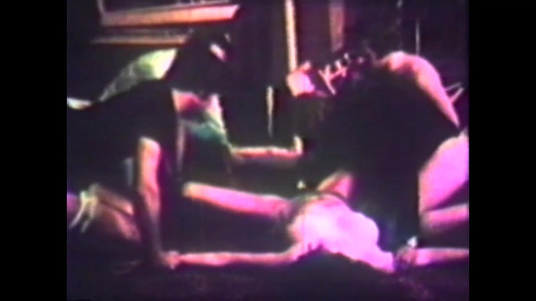 Vintage Usa: Harde gangbang voor een jonge brunette met grote tieten