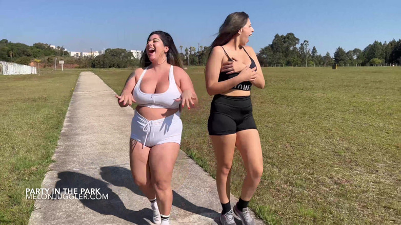 Busty BBW Latinas: Awek montel lesbian bertetek besar berkongkek di taman