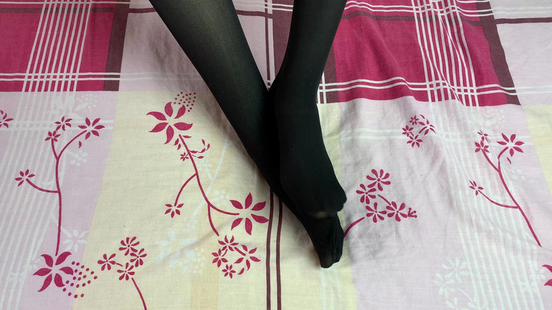 Gloria Gimson: 性感女主人穿着黑色丝袜的温柔恋足癖独奏