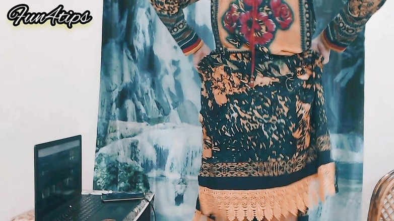 Bolly Karma: 彼女の完璧なお尻を見るのをやめられません