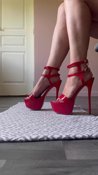 Ich ignoriere dich während einer Show-Ignor-Kamera, die auf meinen Stilettoschuhen zu sehen ist