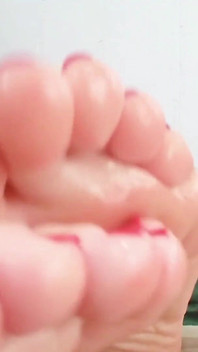 Feet close up (Arya Grander)