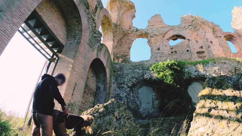 Sportynaked: У 90 серед римських руїн з пробкою