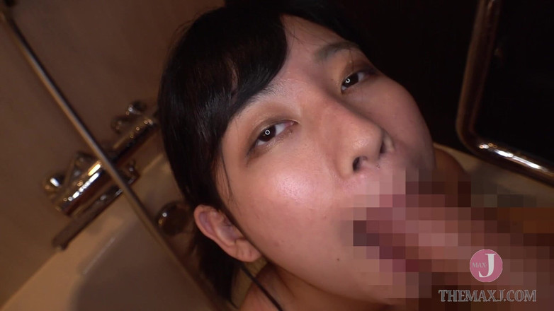 JAV Amateur: Ragazza carina con un'espressione mussa ha grandi tette e piccoli...