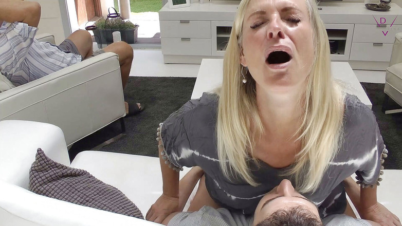 Dirty Tina: Cowok ini nonton sepak bola - aku ngentot sama temannya sendiri!