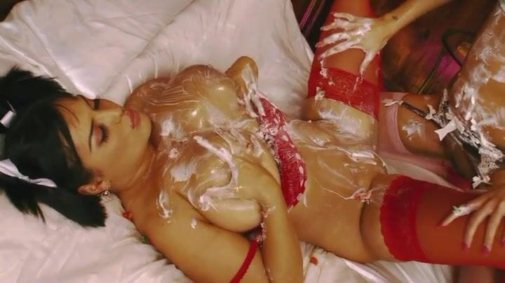 Cryptostudios: Une bombasse excitée et sexy se fait crémer et baiser...