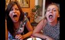 Solo Austria: Melady y Cindy comiendo