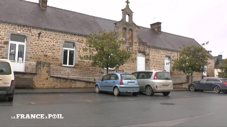 Rue Chaude: Exhibitionist Milf gets double penetration by strangers